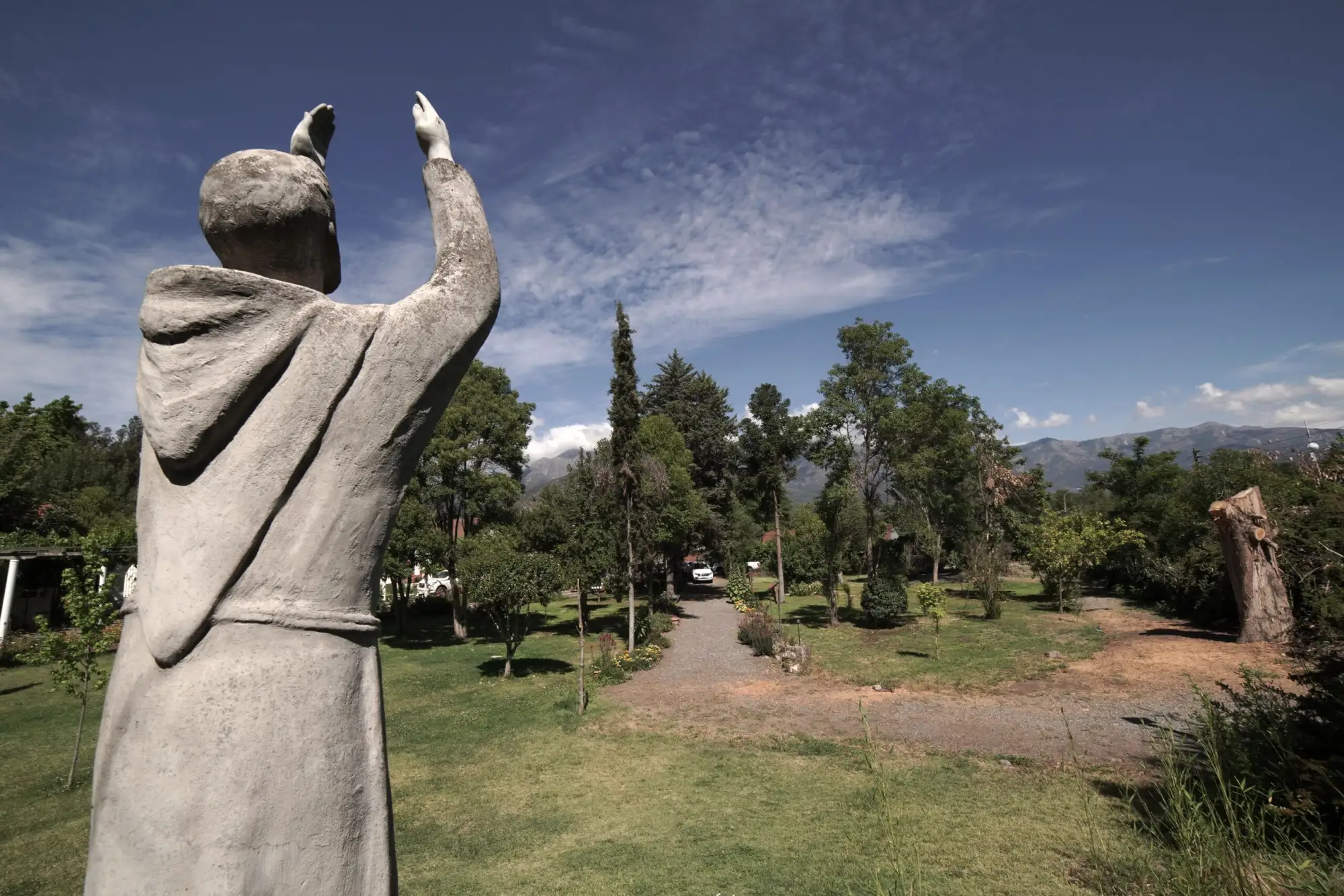 Estatua de San Francisco junto a jardines de Casa Alvernia